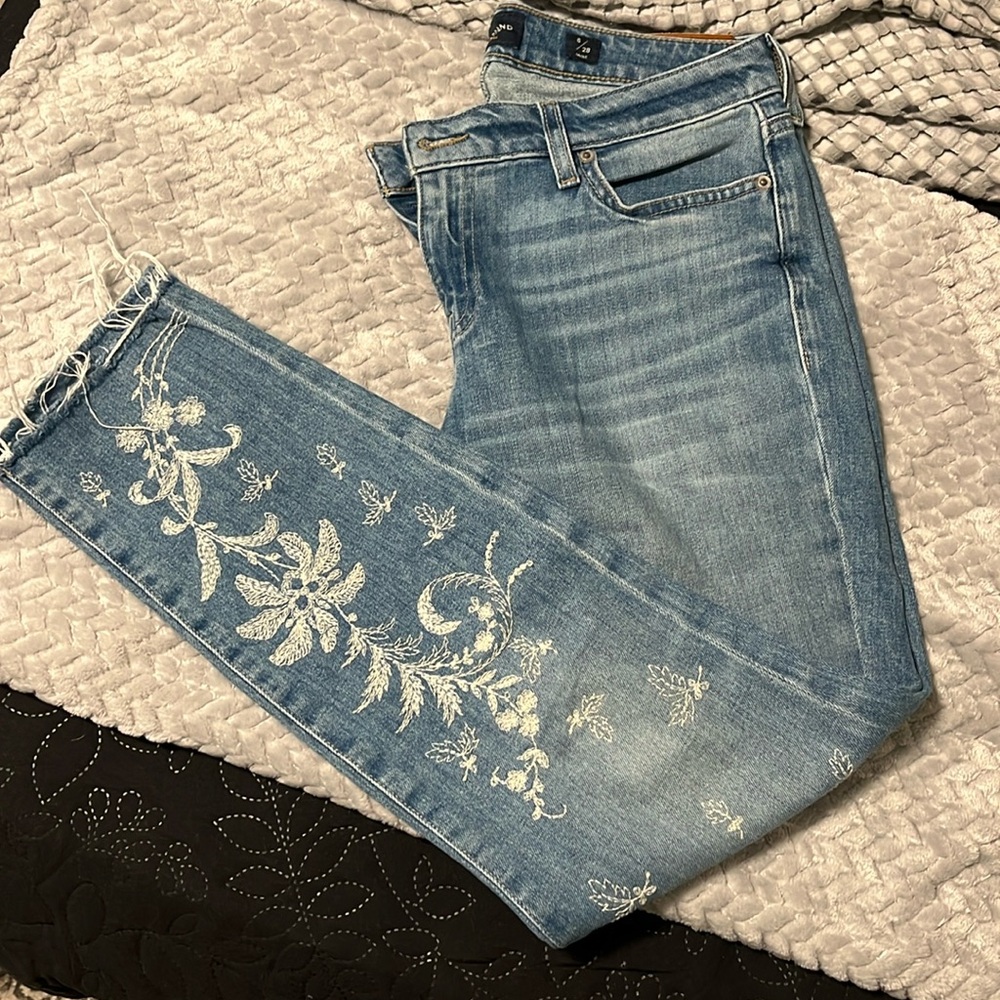 Lucky brand embroidered jeans size 6/28
